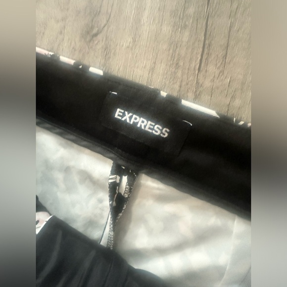 Express Black White and Pink Belted High Rise Shortie Size 00 - Picture 6 of 9